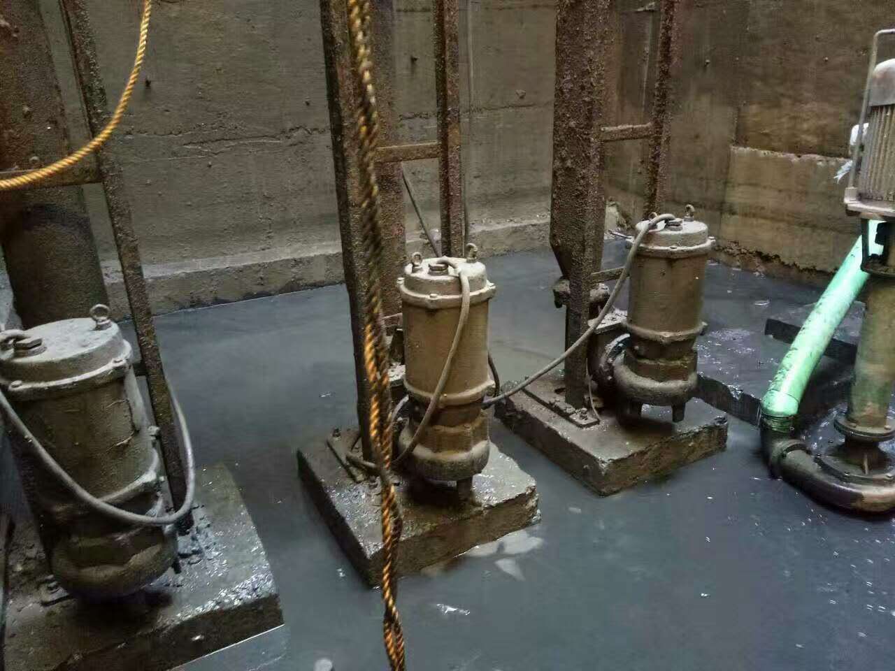 盐池污水池清理